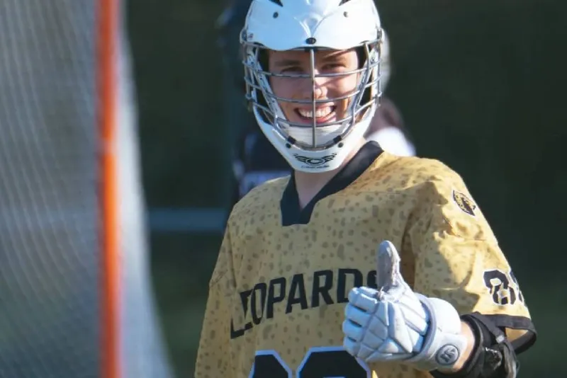 Speler van Leopards Lacrosse steekt duim omhoog