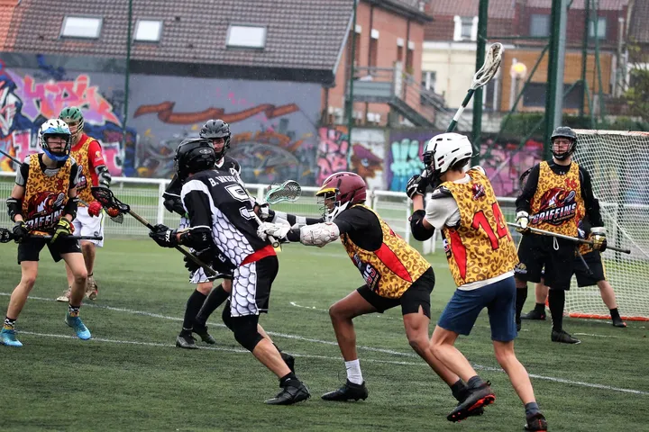 Spelers in actie tijdens een lacrossewedstrijd