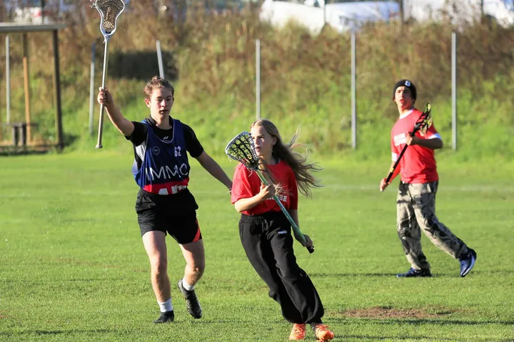 Spelers in gewone sportkledij op het veld